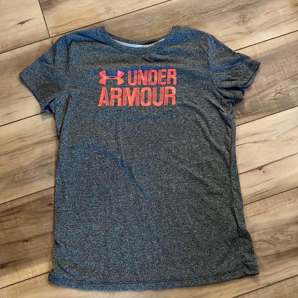 Women’s Under Armour T-Shit. Size S, good condition.